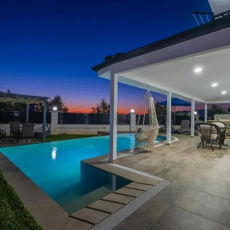 Secluded Luxurious With Pool In * 페티예