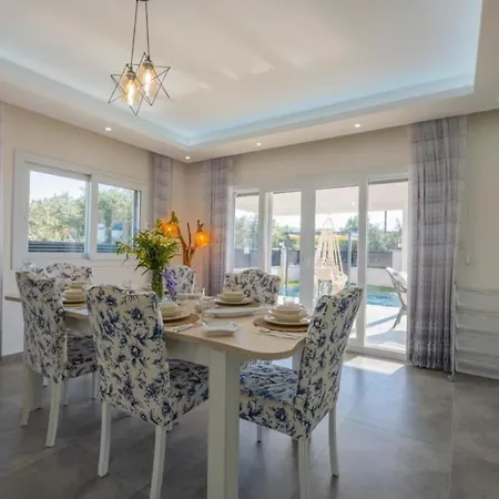 빌라 Secluded Luxurious With Pool In 페티예
