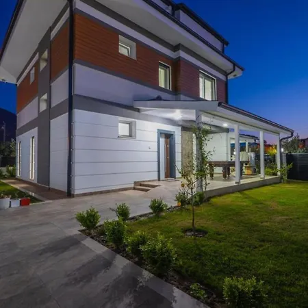 Secluded Luxurious With Pool In * 페티예