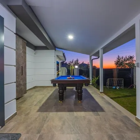 빌라 Secluded Luxurious With Pool In *