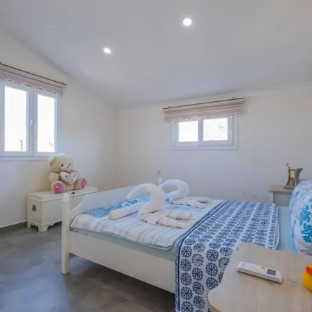 Secluded Luxurious With Pool In * 페티예